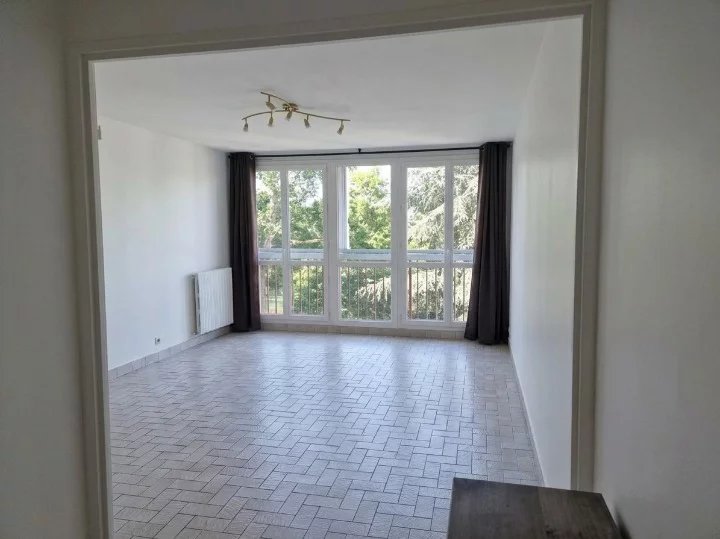THIAIS - Location appartement 3 pièces à 2 pas des transports et de toutes commodités