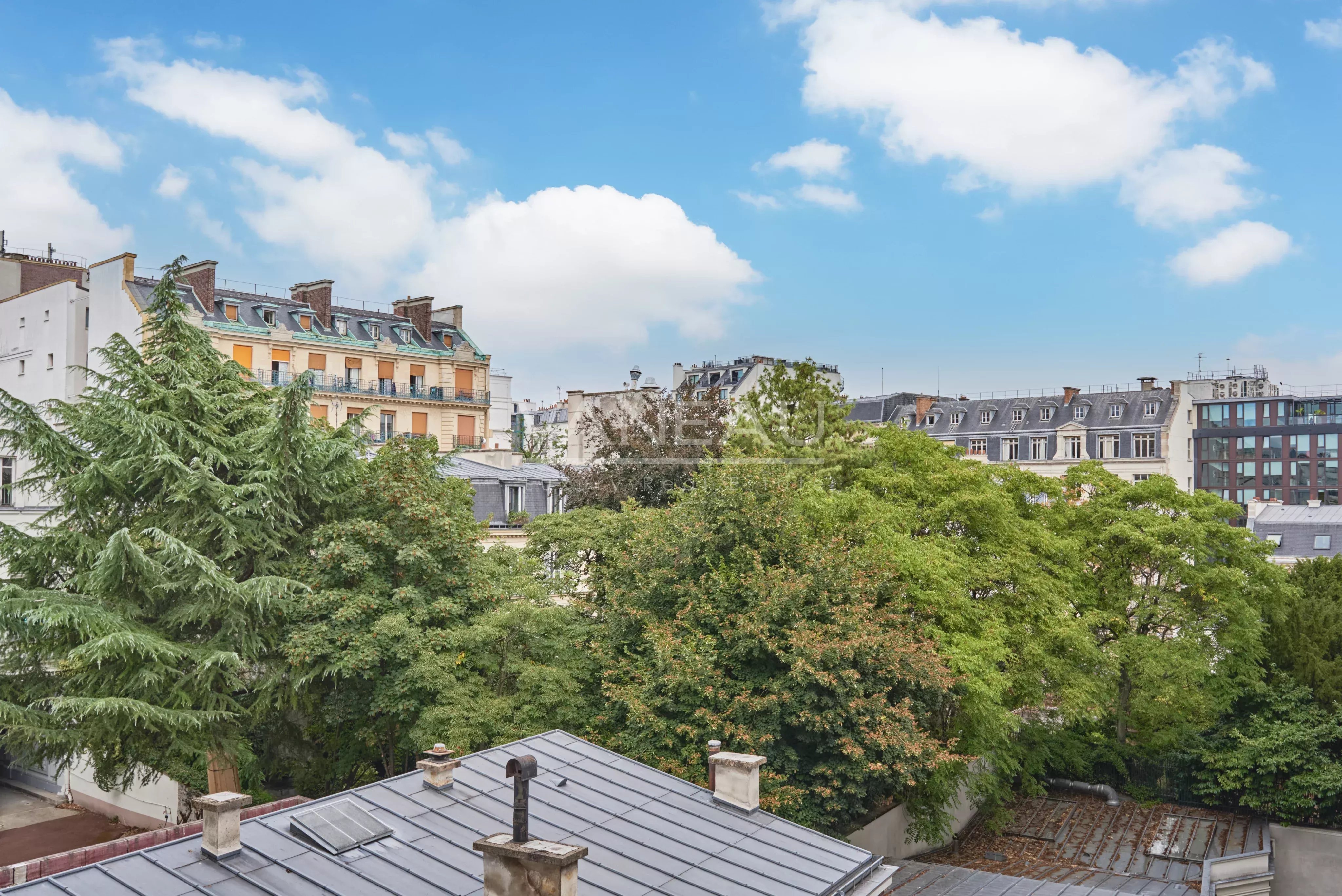 Appartement familial lumineux traversant cour et jardin -