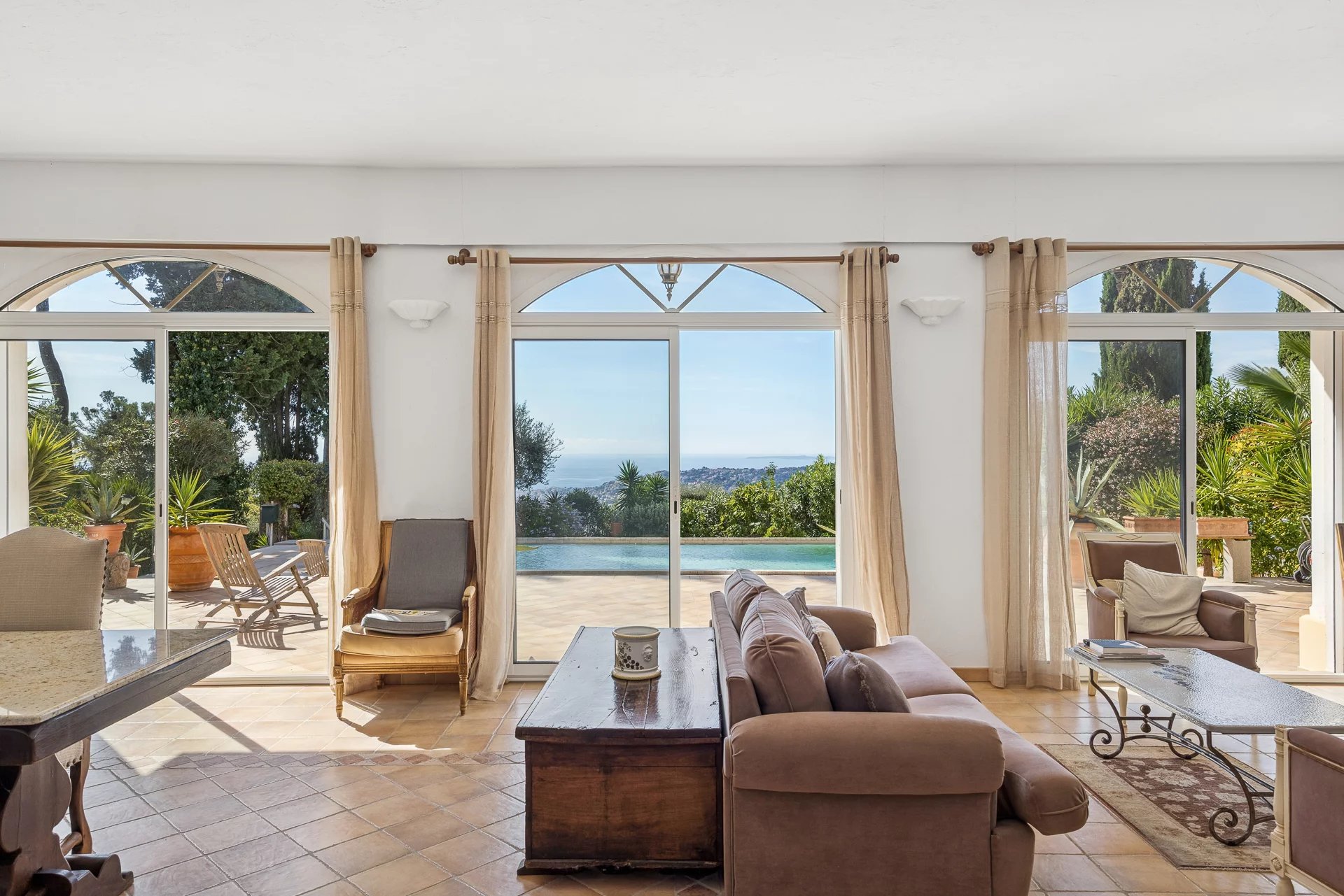 NICE GAIRAUT – PROPRIETE AVEC PISCINE BENEFICIANT D’UNE VUE MER PANORAMIQUE