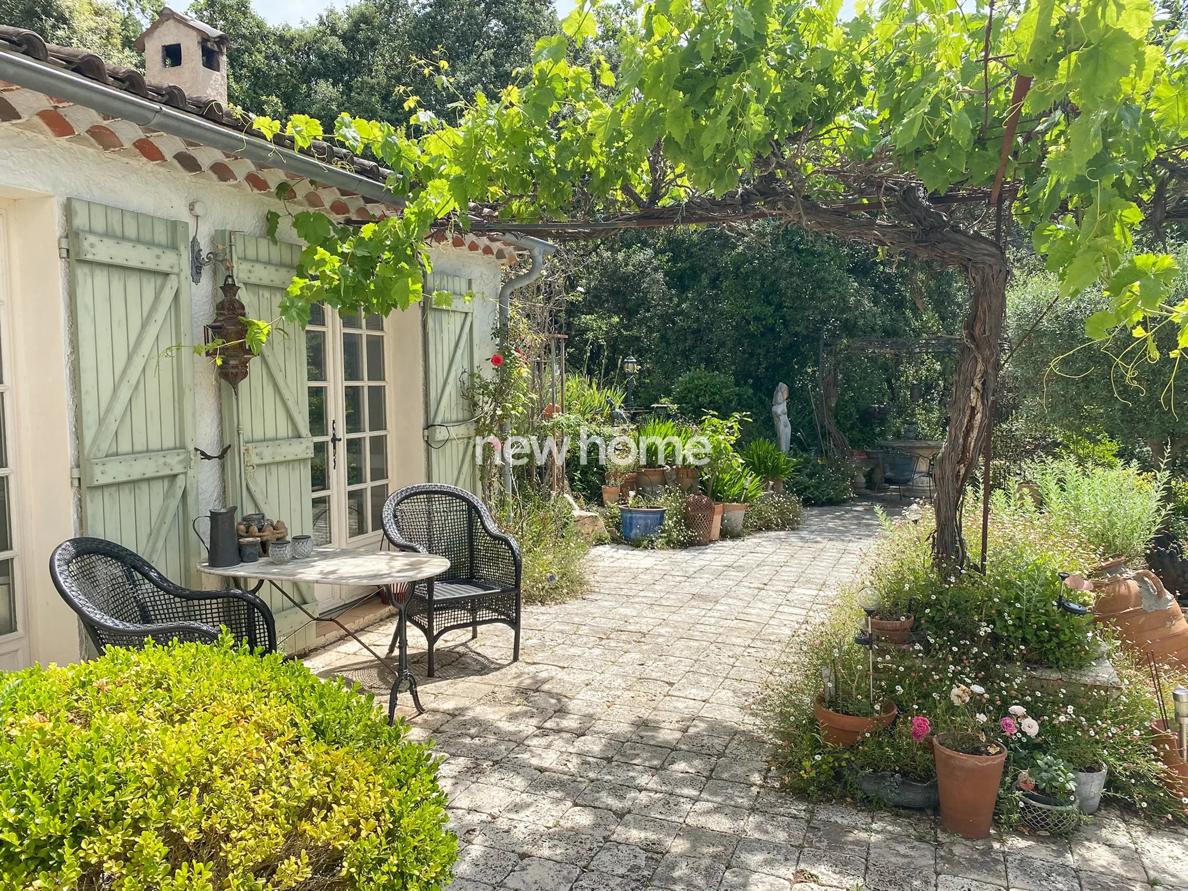 Maison spacieuse sur un terrain vaste et arboré