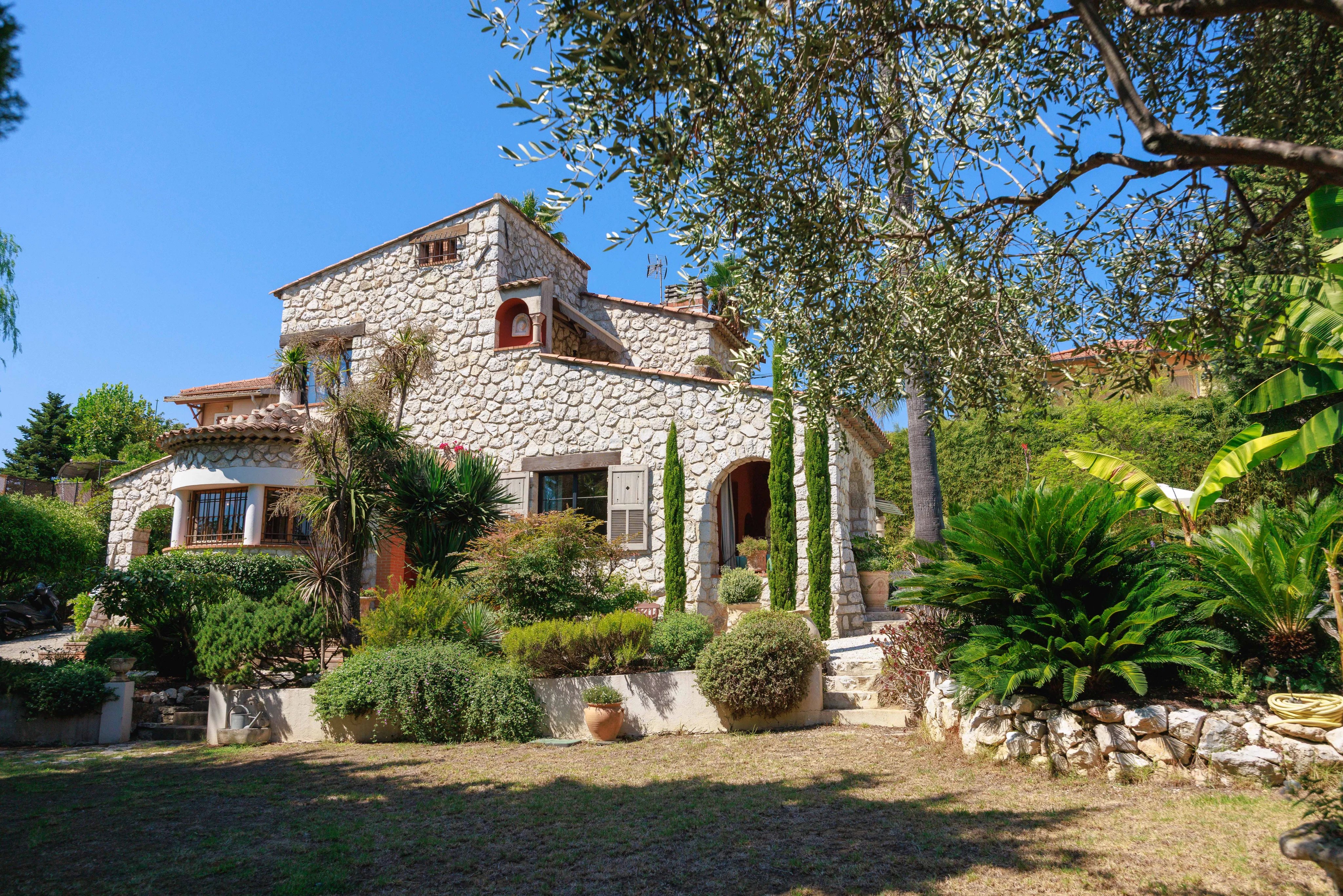 Architect's villa at the gates of Cros de Cagnes