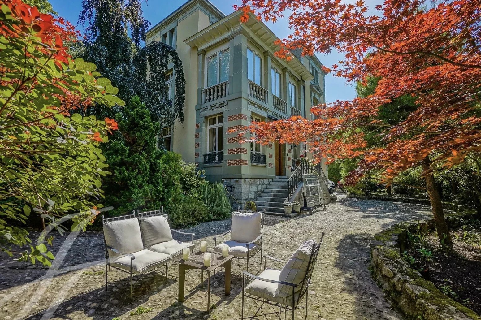 Magnifique Hôtel Particulier, jardin enchanteur, à deux pas du lac