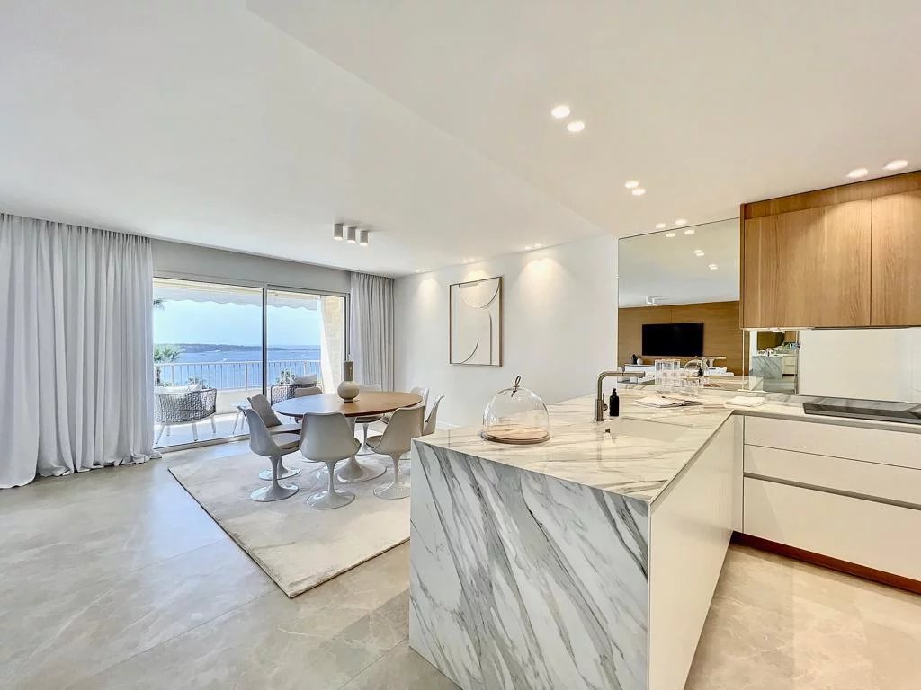 Superb top floor apartment with fitted rooftop