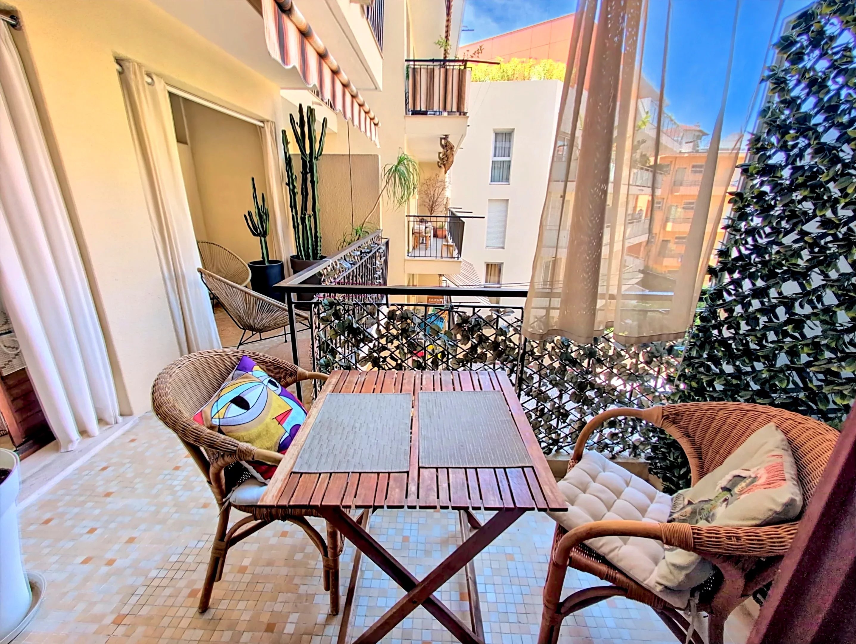 NICE RIQUIER — RENOVATED 29 M² F1 WITH 9 M² TERRACE