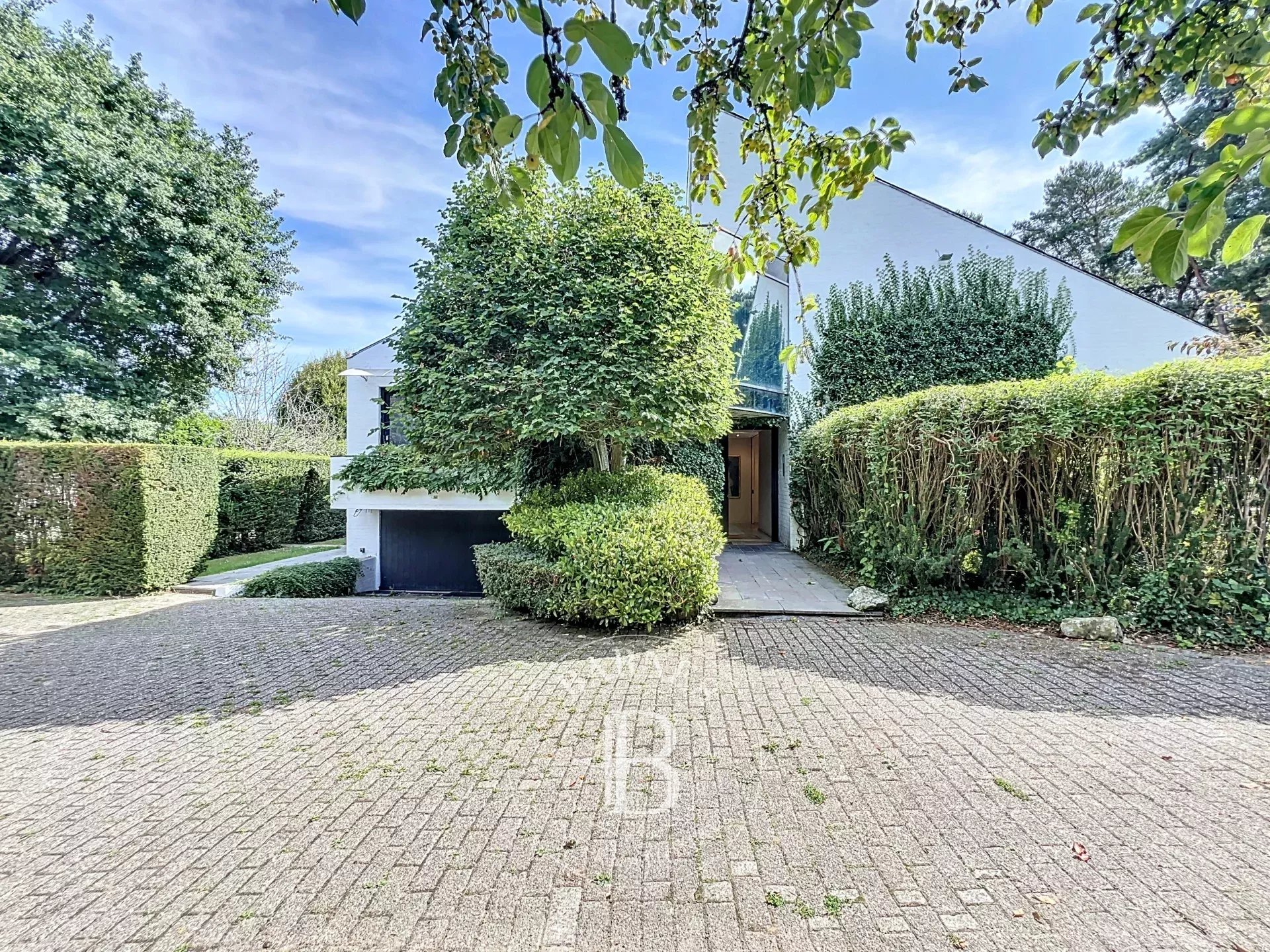 Uccle - Sublime villa Corbiau sur un beau terrain arboré