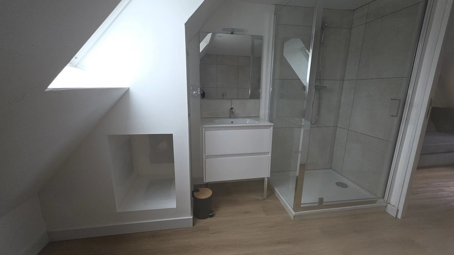 APPARTEMENT MEUBLE- CENTRE DINAN- PARKING OU GARAGE