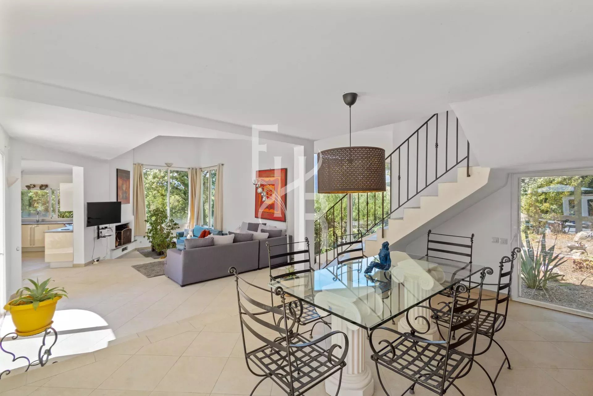 Propriété unique à Mougins — un havre de paix familial avec forêt, pool house et vie de village.