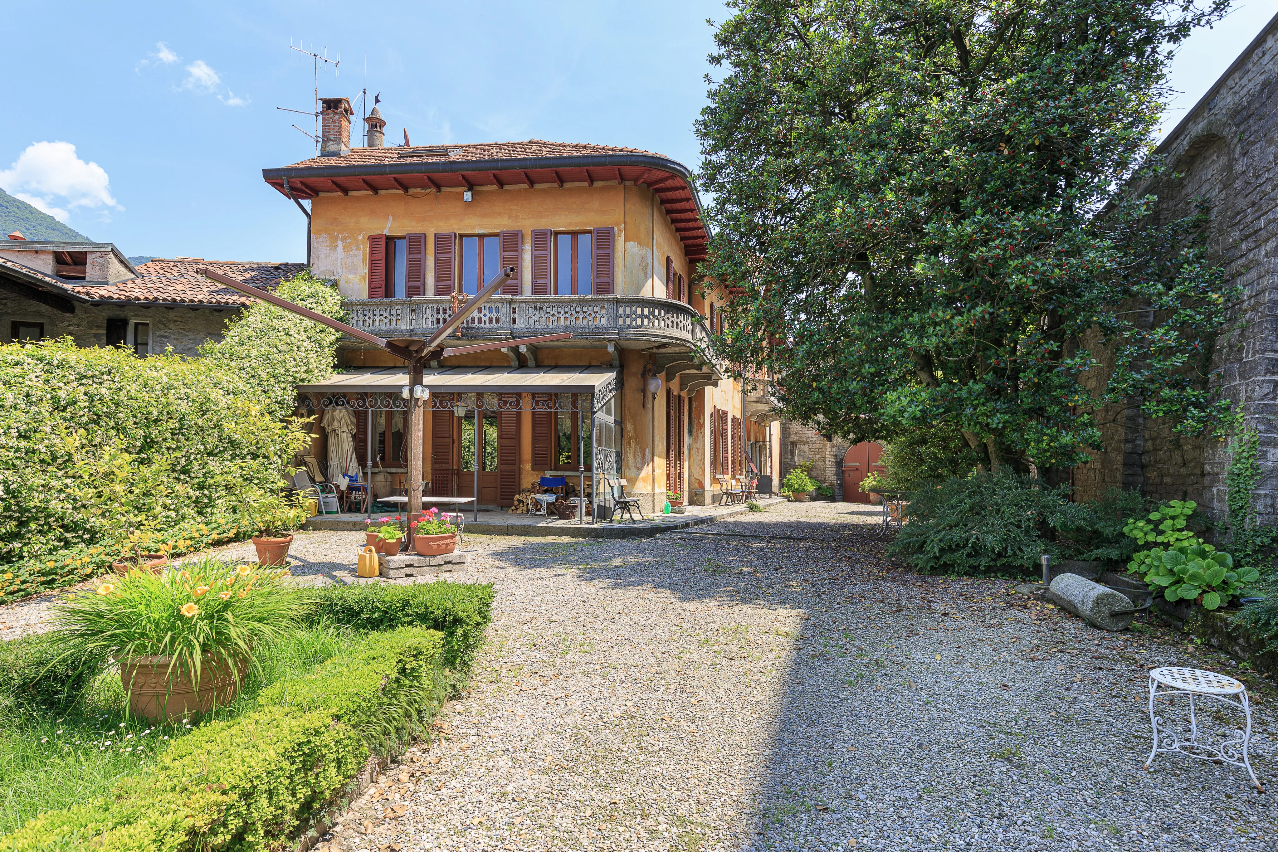 Villa D'Epoca with 7500 park - picture 23 title=