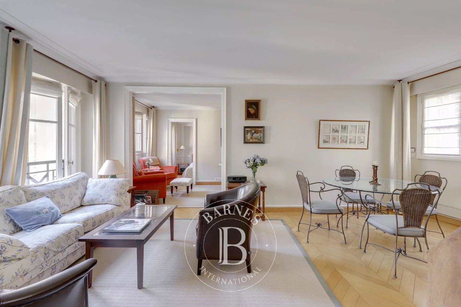 Sole agent - Paris 6 - 2-bedroom apartment - parking space
