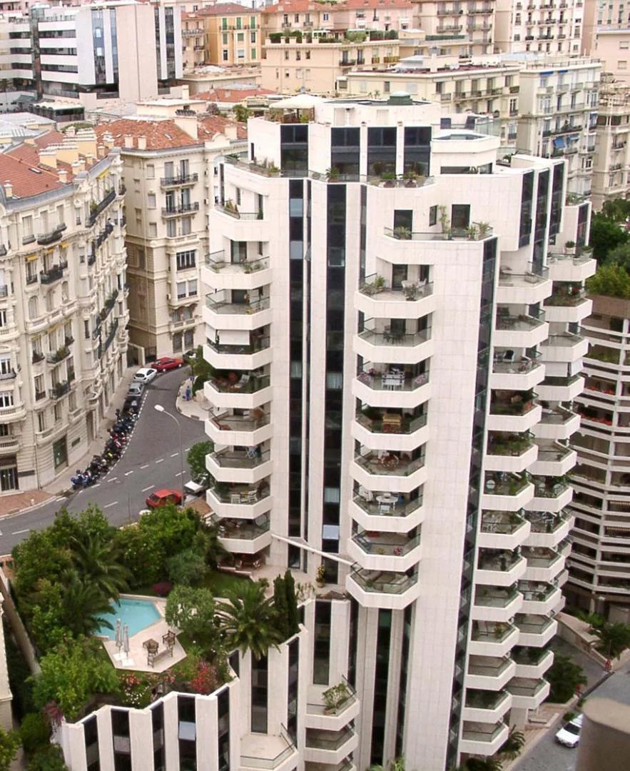 Office in Carré d’Or With Skydomes