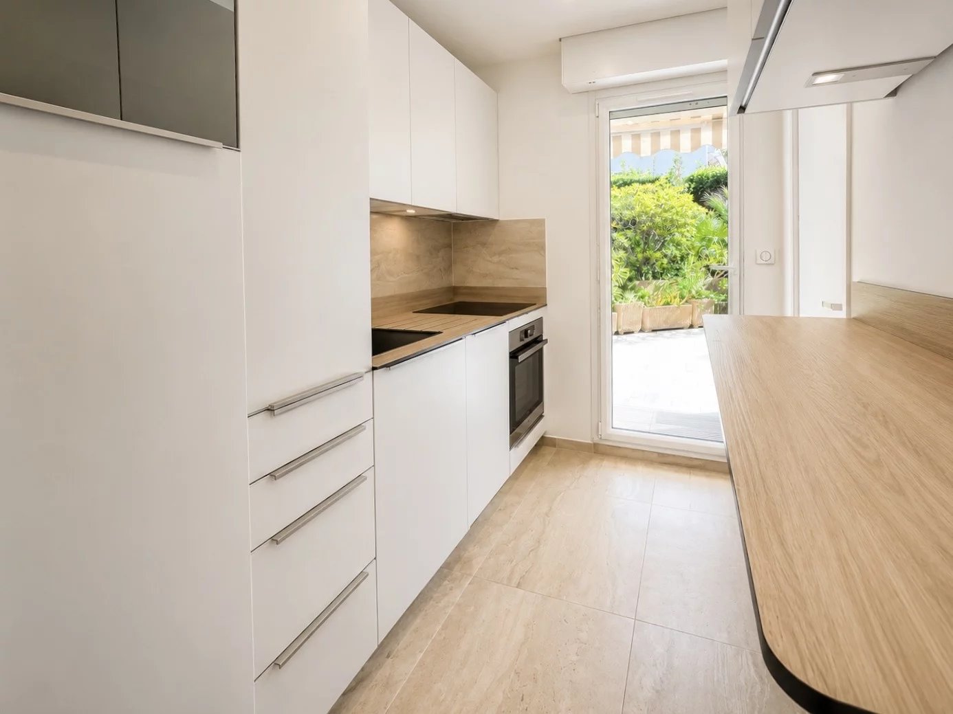 CANNES PALM BEACH – Elegant 1-Bedroom Apartment with Sea View & Exceptional Terrace