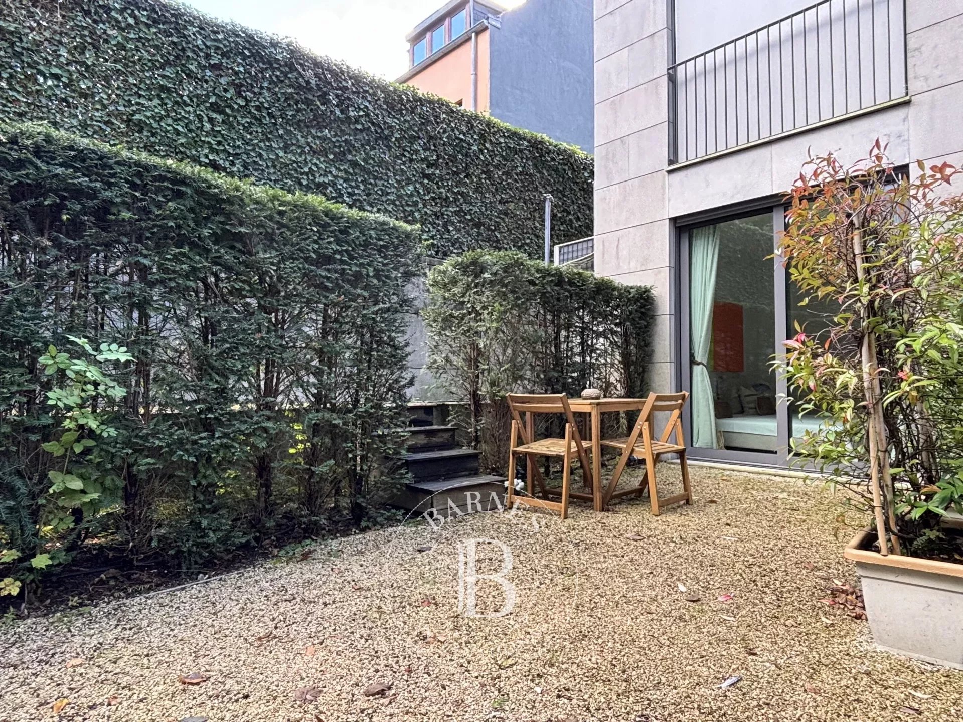 OBSERVATORY: Contemporary garden-terrace apartment