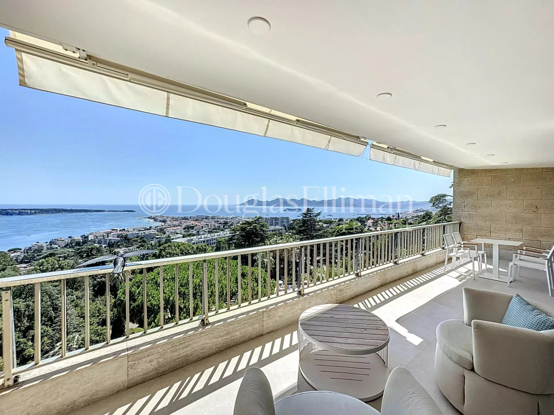 CANNES CALIFORNIE – Sublime appartement de 3 chambres avec vue mer panoramique - Image nᵒ2