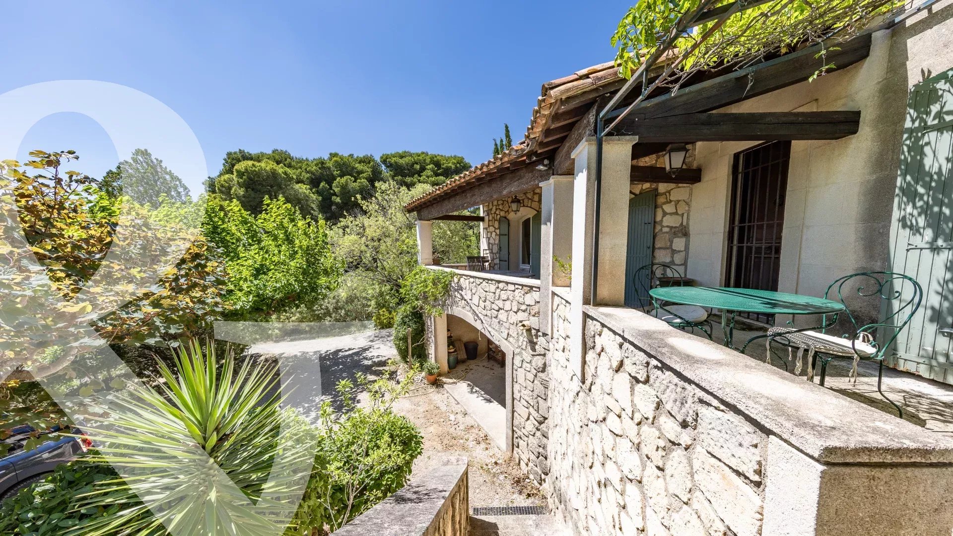 MAISON EN POSITION DOMINANTE