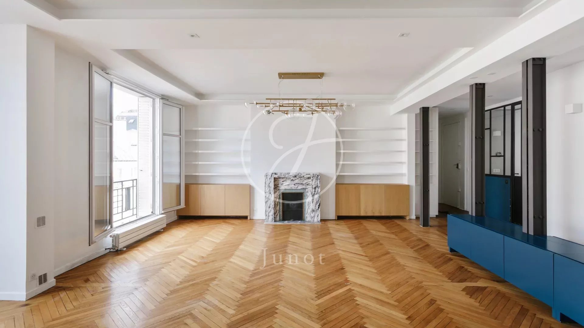 Paris 6e - SAINT-SULPICE / RUE DU VIEUX COLOMBIER - Appartement à vendre - 6 pièces - 155,18m² Carrez - 156,06m² au sol - 3 chambres.