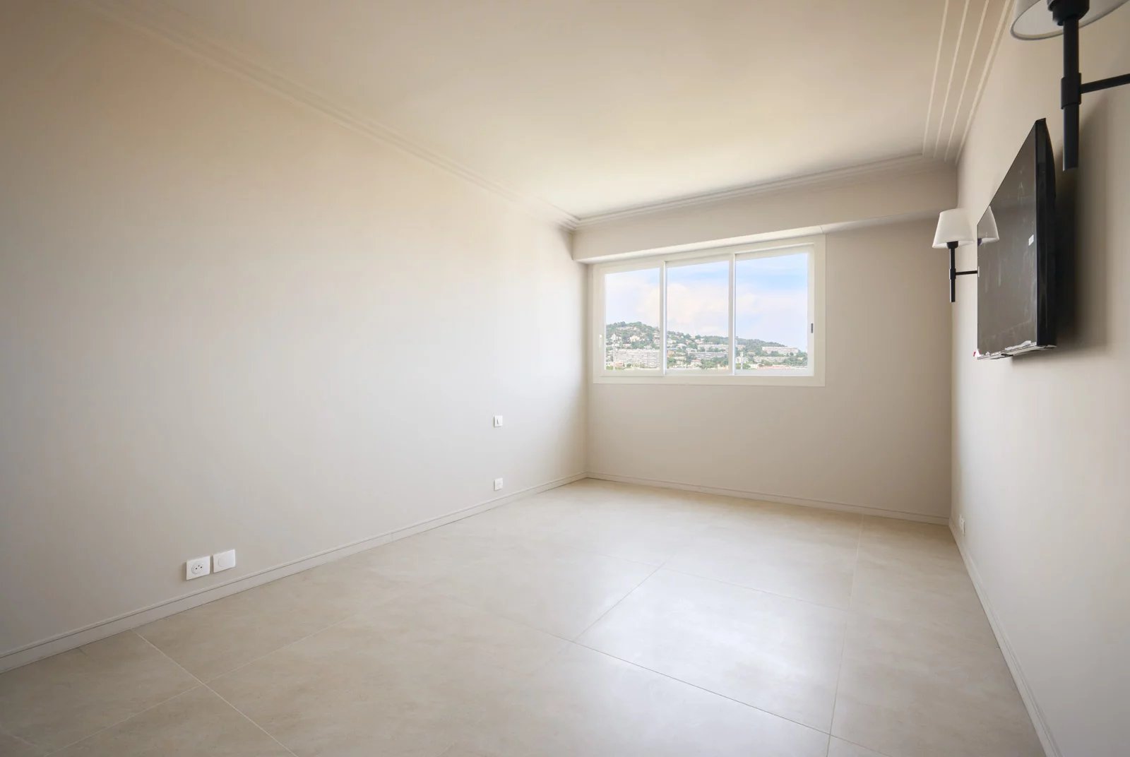  Image of Apartment - 2 Bedrooms - 1 Bathrooms for Sale in Alpes-Maritimes-Cannes-France, Image 11