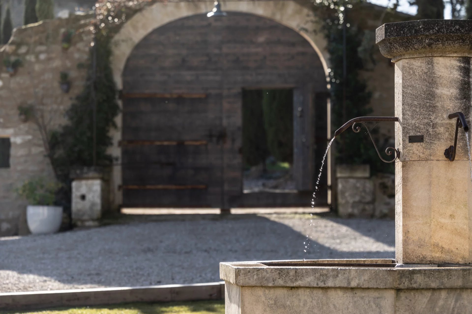 Mas d'exception entièrement rénové sur un terrain de 2.6 ha avec piscine.