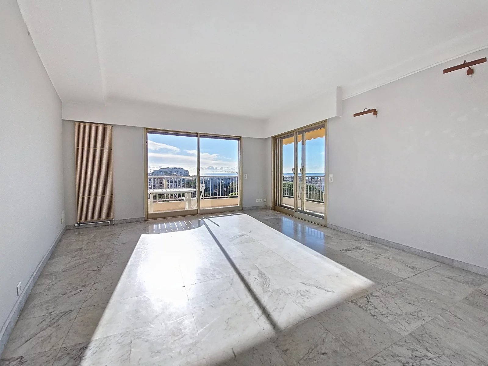 Rare à la vente – Dernier étage avec terrasse et vue mer au cœur de la Pinède - Photo 5