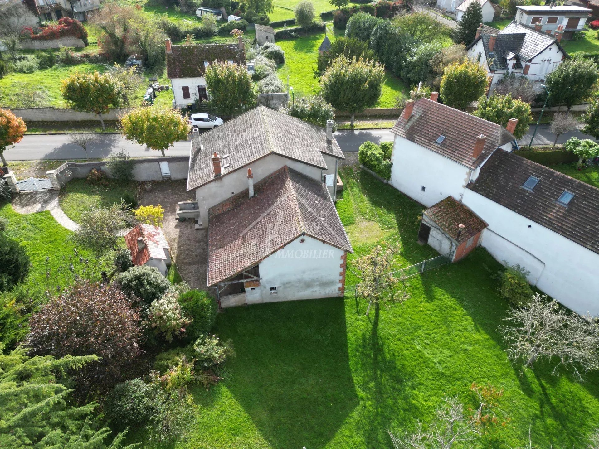 Charmante maison de village de 142 m² avec grand terrain arboré et fleuri, CERILLY