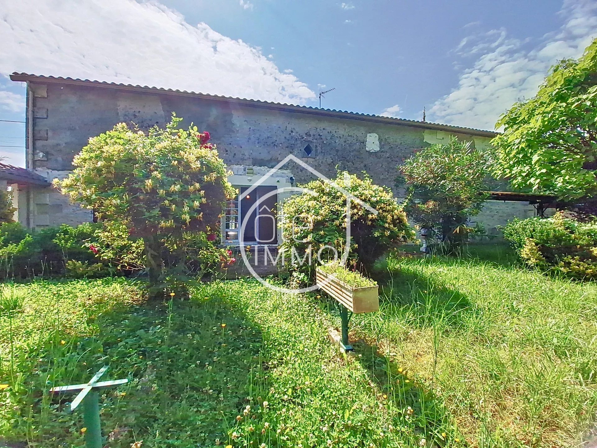 Pineuilh: maison d'habitation en pierre de 137m² avec grange en bord de Dordogne