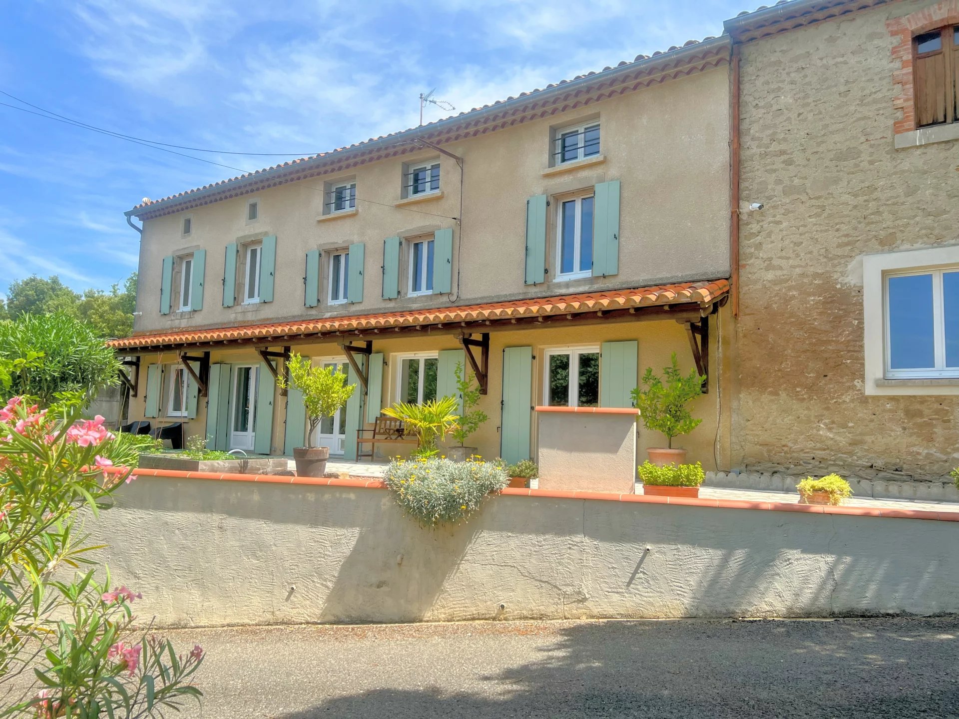 Impressive renovated farmhouse on 16 Hectares