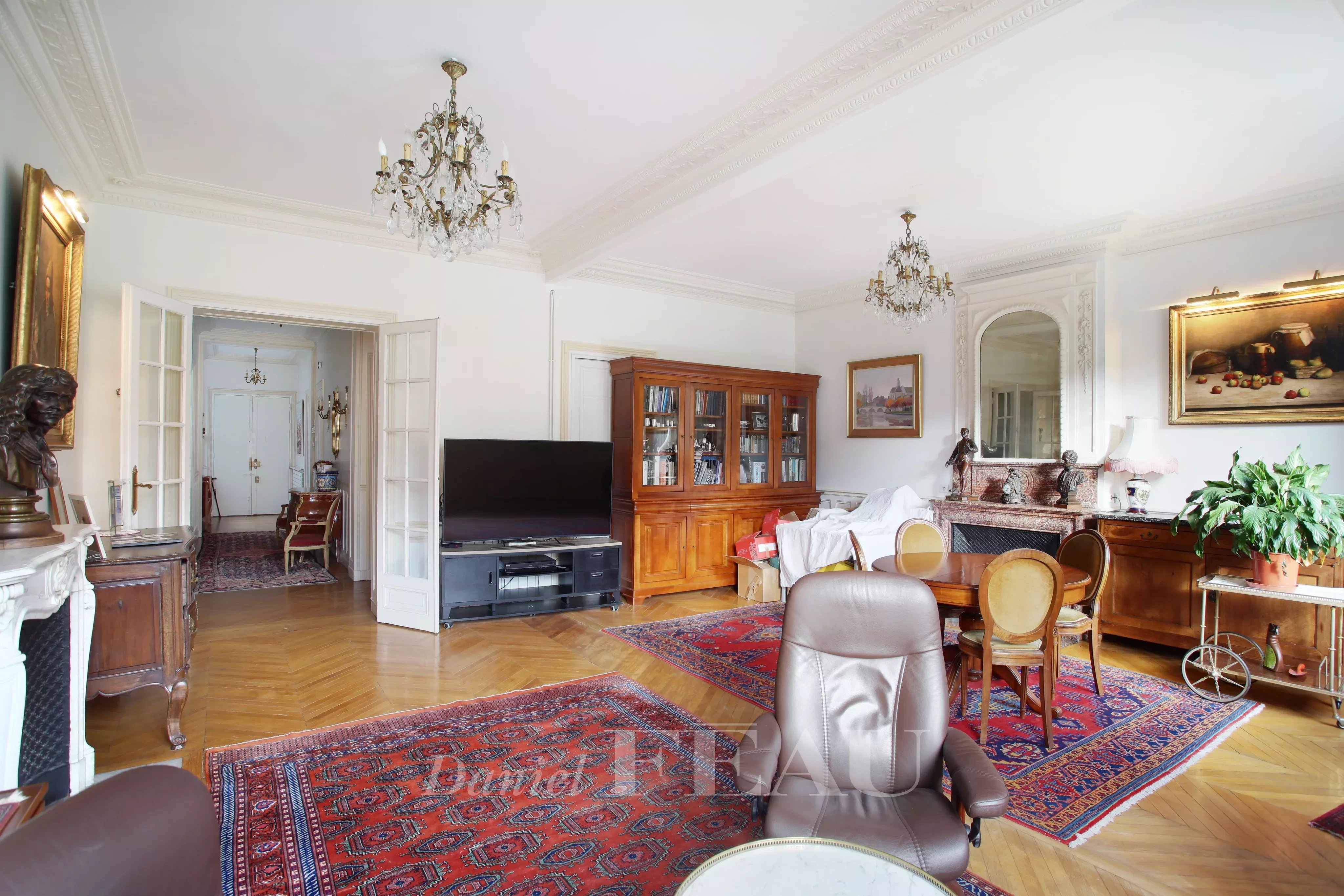 Séjour, parquet, moulures, cheminée 