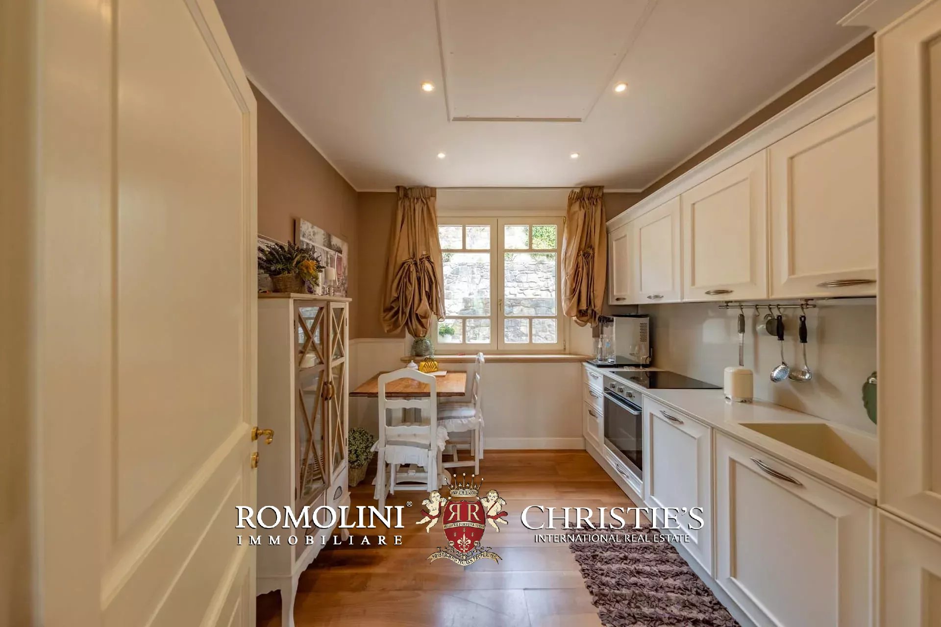 10 Bedroom Villa/Townhouse's Image 56