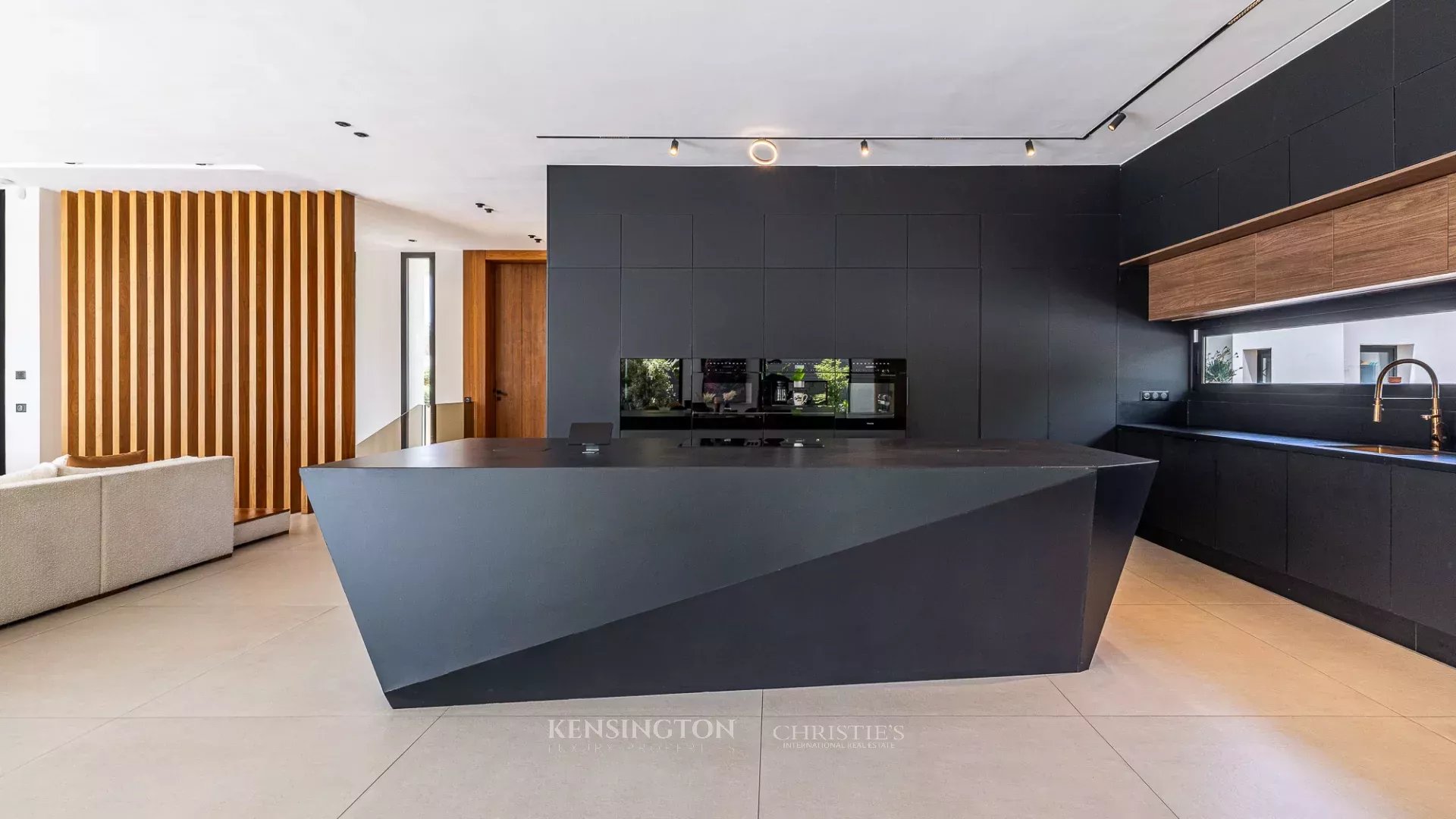 8 Bedroom Villa/Townhouse's Image 60