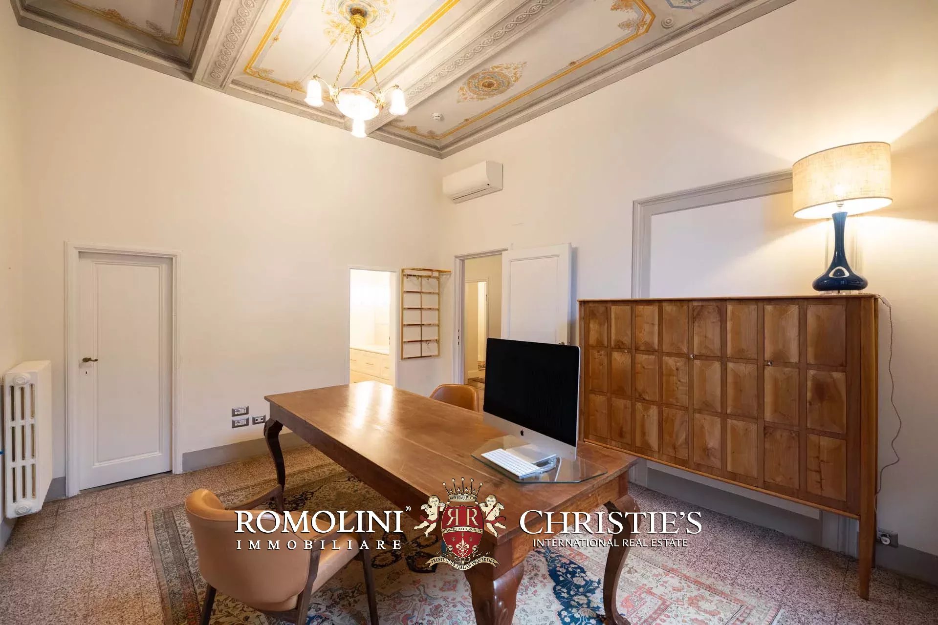 PRACHTVOLLER RESTAURIERTER PALAZZO MIT BLICK AUF DAS HISTORISCHE ZENTRUM VON FLORENZ ZU VERKAUFEN