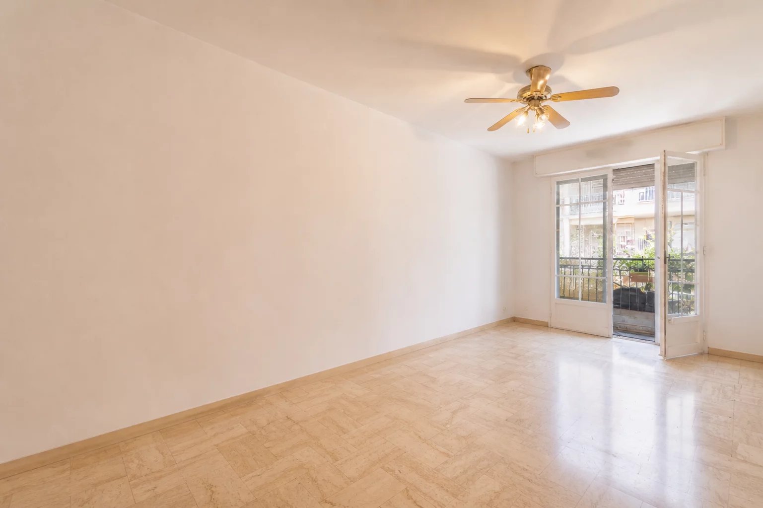 EXCLUSIVE ONE-BEDROOM APARTMENT - INVESTMENT PROPERTY - SOLD RENTED