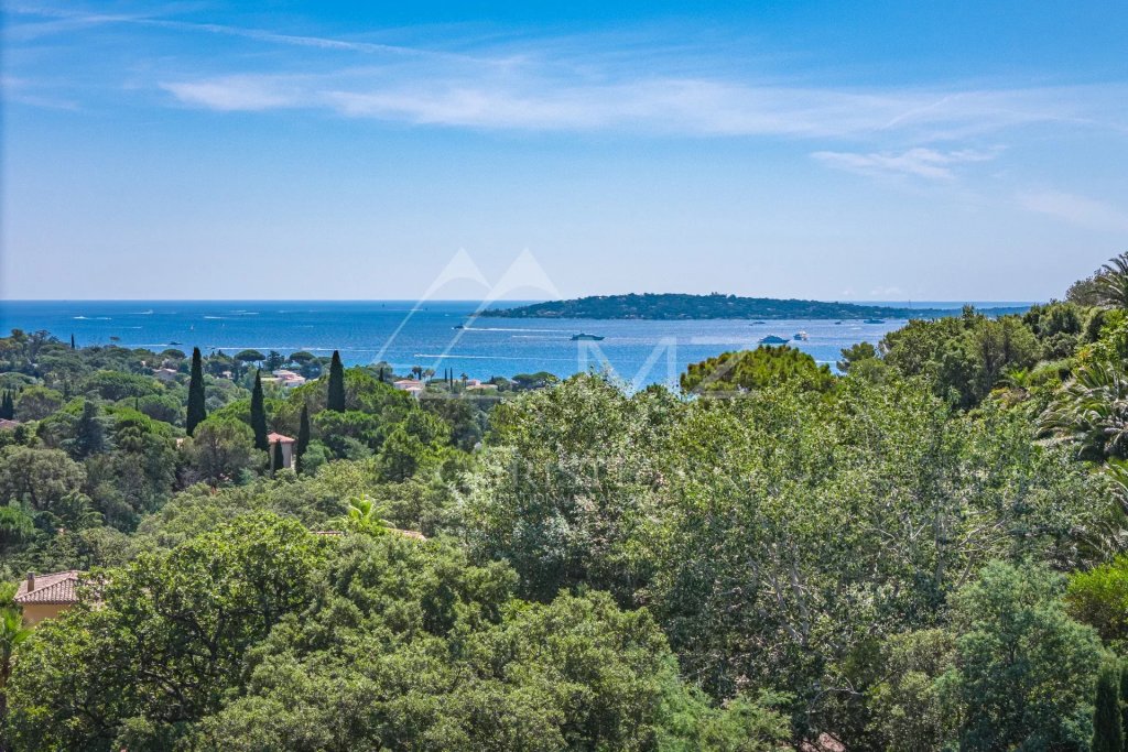 Villa for sale in Grimaud — UP FOR GRABS - VILLA TO RENOVATE WITH SEA VIEW - GRIMAUD