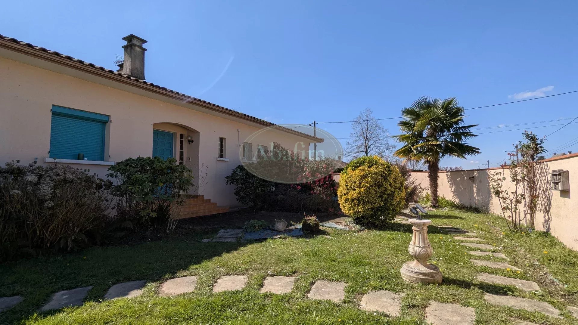 Затишна оселя з басейном та сонячними панелями