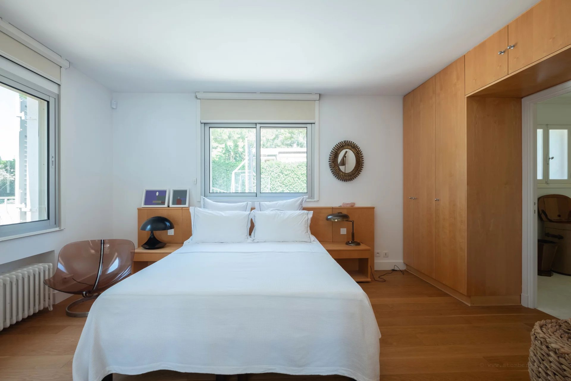 Provencal villa with flat gardens, pool and sea views