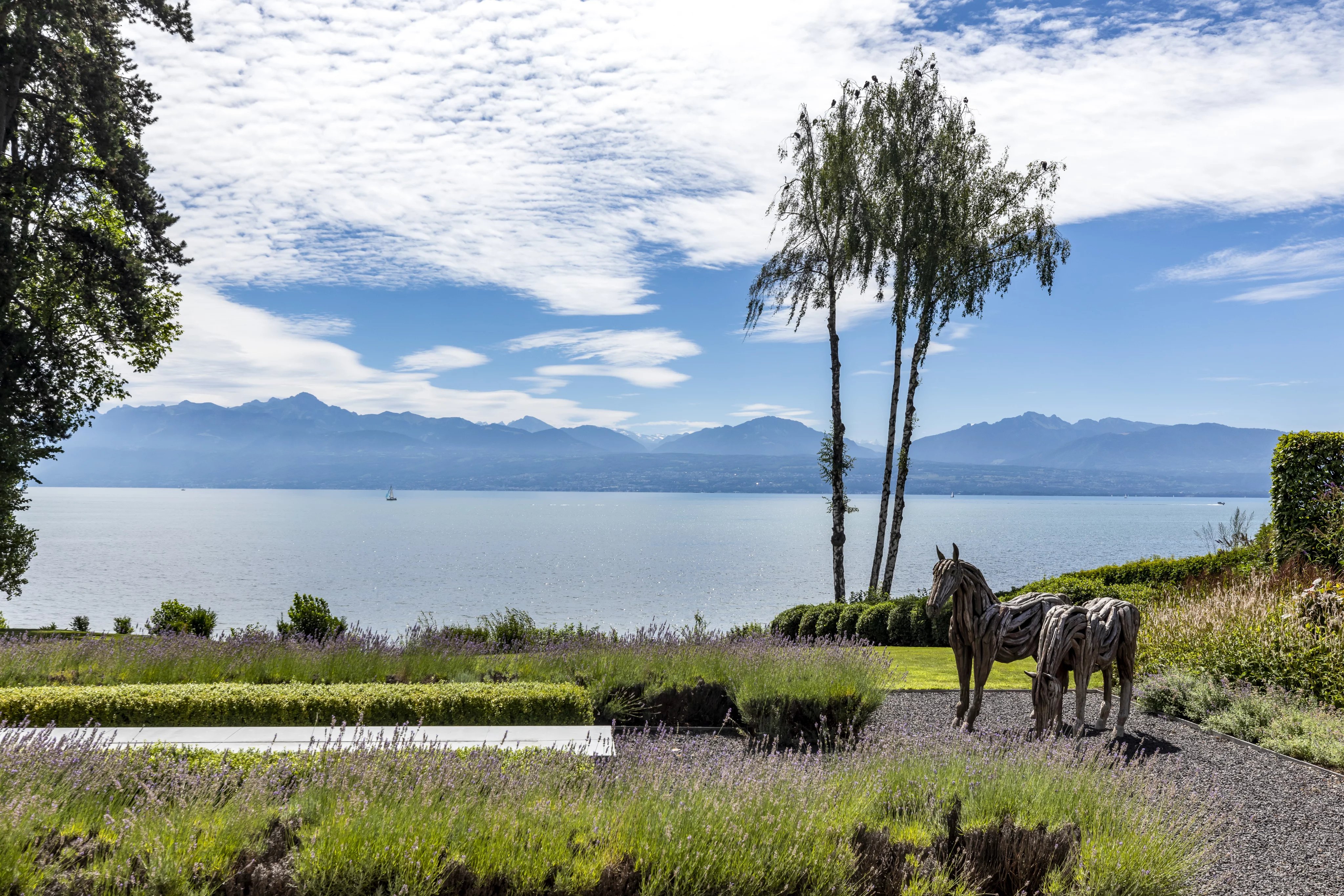 Exceptionnelle propriété contemporaine au bord du lac