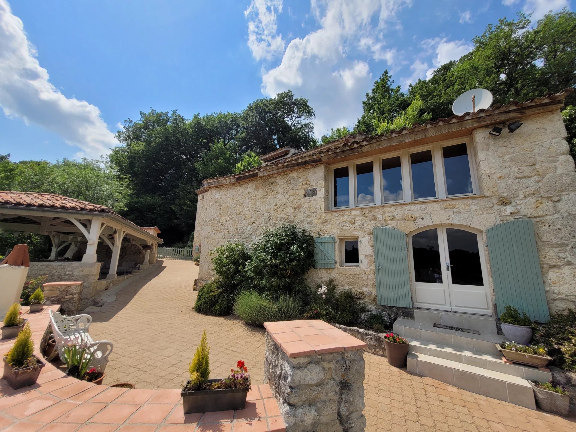 Grande maison en pierre avec piscine