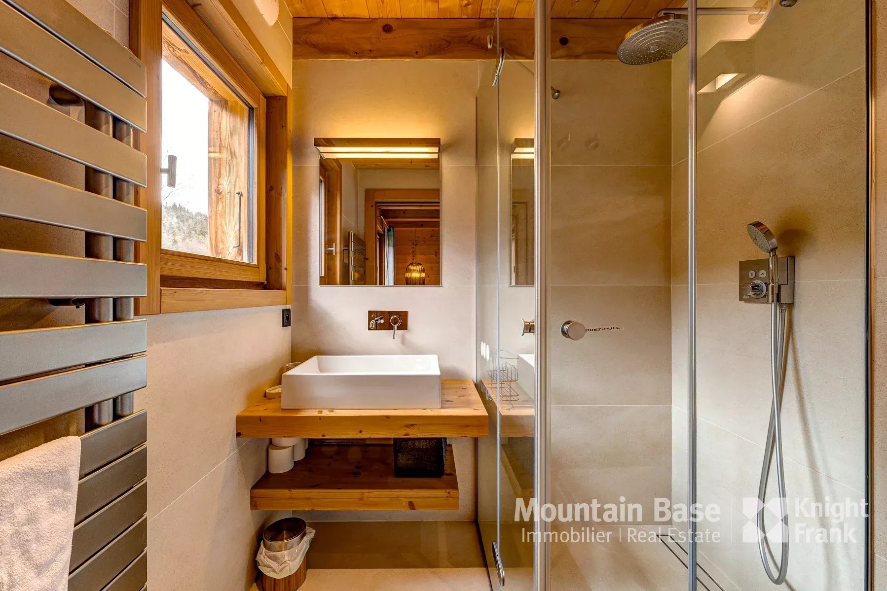 Photo of Beautifully finished 5 bedroom chalet with independent apartment in Les Houches