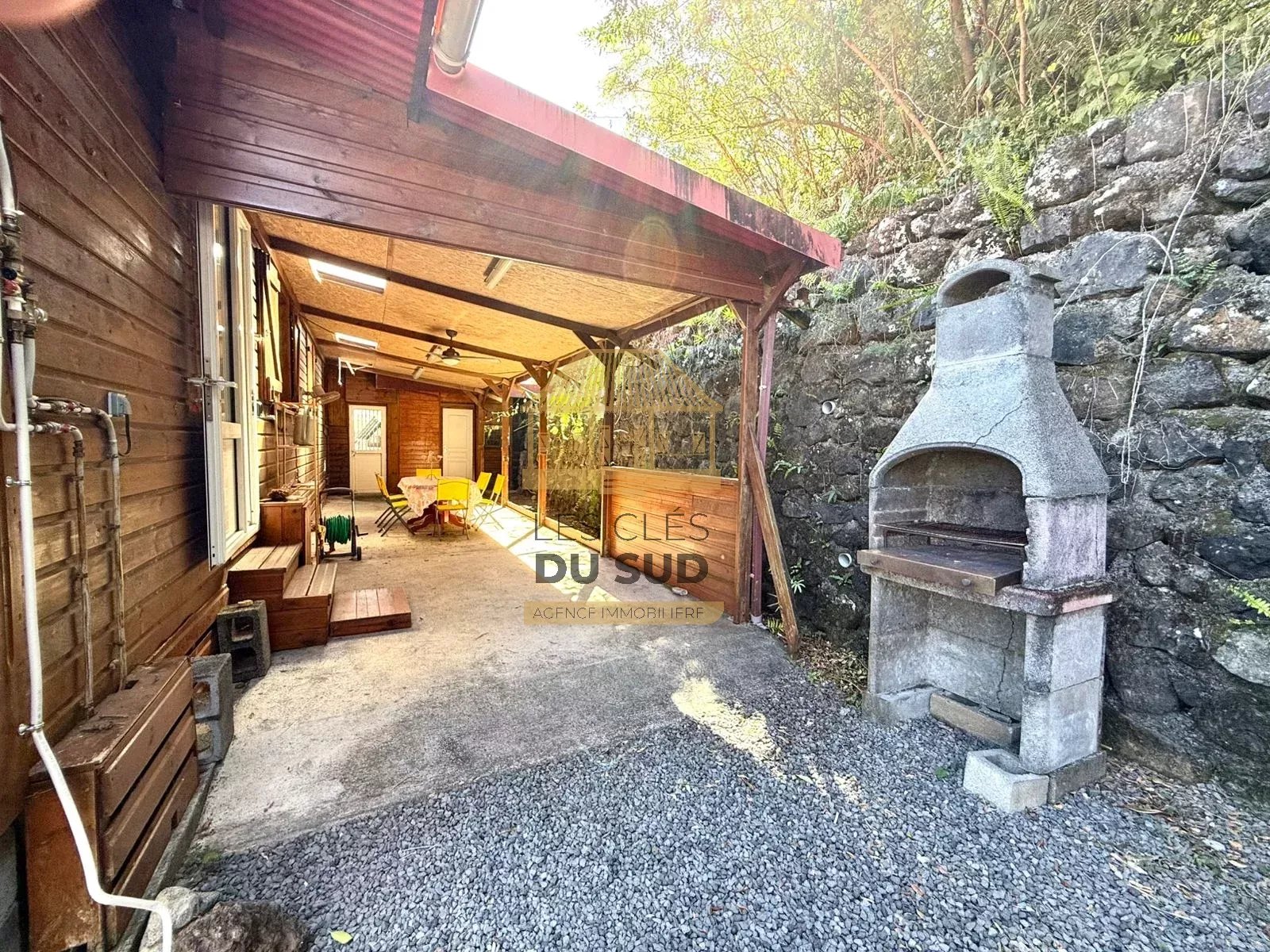 A LOUER - UNE MAISON DE TYPE T5 DE 140,82 M² ENVIRON - SAINT-JOSEPH -  1160€