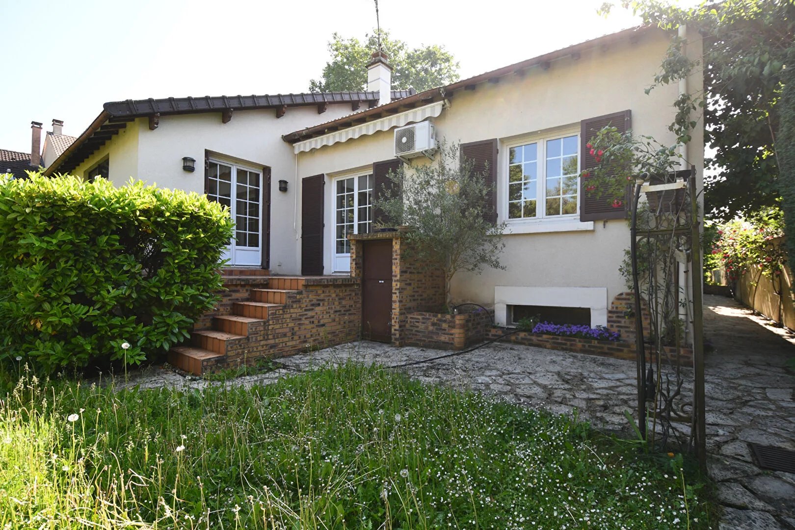 MONTESSON LIMITE LE VESINET - Maison familiale de 204 m² - proche Seine à 18 minutes à pied du RER