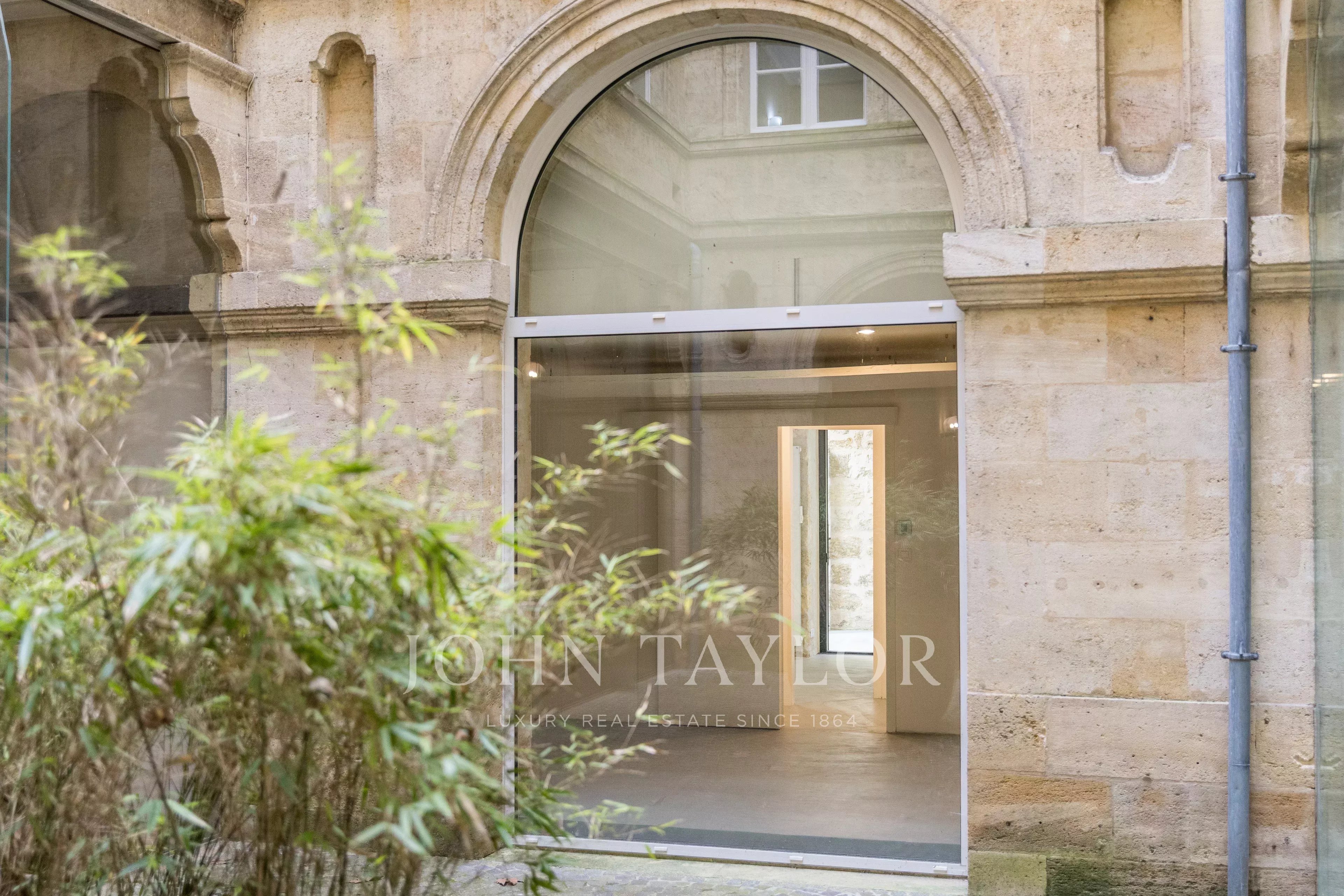 MAGNIFIQUES LOCAUX RENOVES - TRIANGLE D'OR