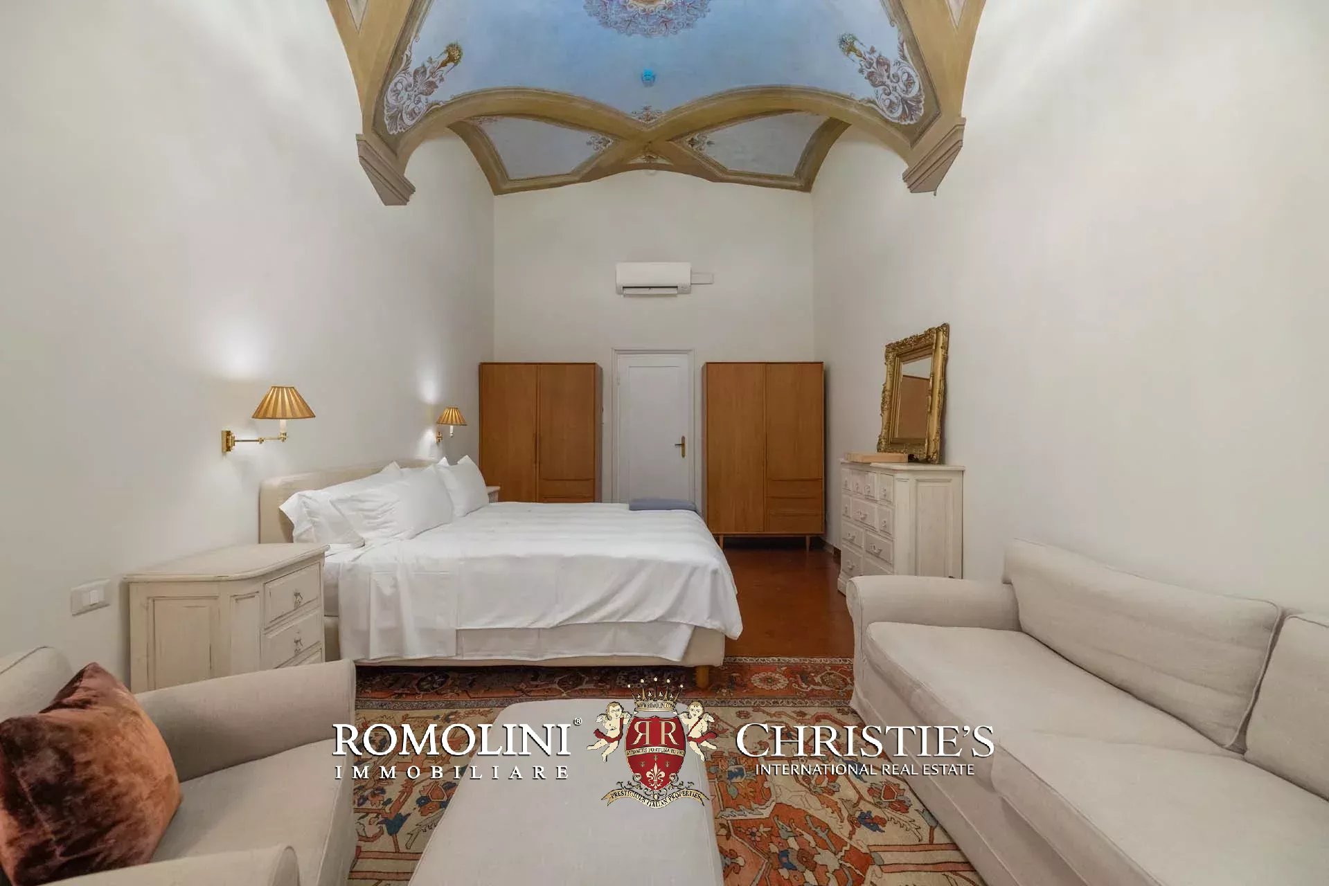 PRACHTVOLLER RESTAURIERTER PALAZZO MIT BLICK AUF DAS HISTORISCHE ZENTRUM VON FLORENZ ZU VERKAUFEN