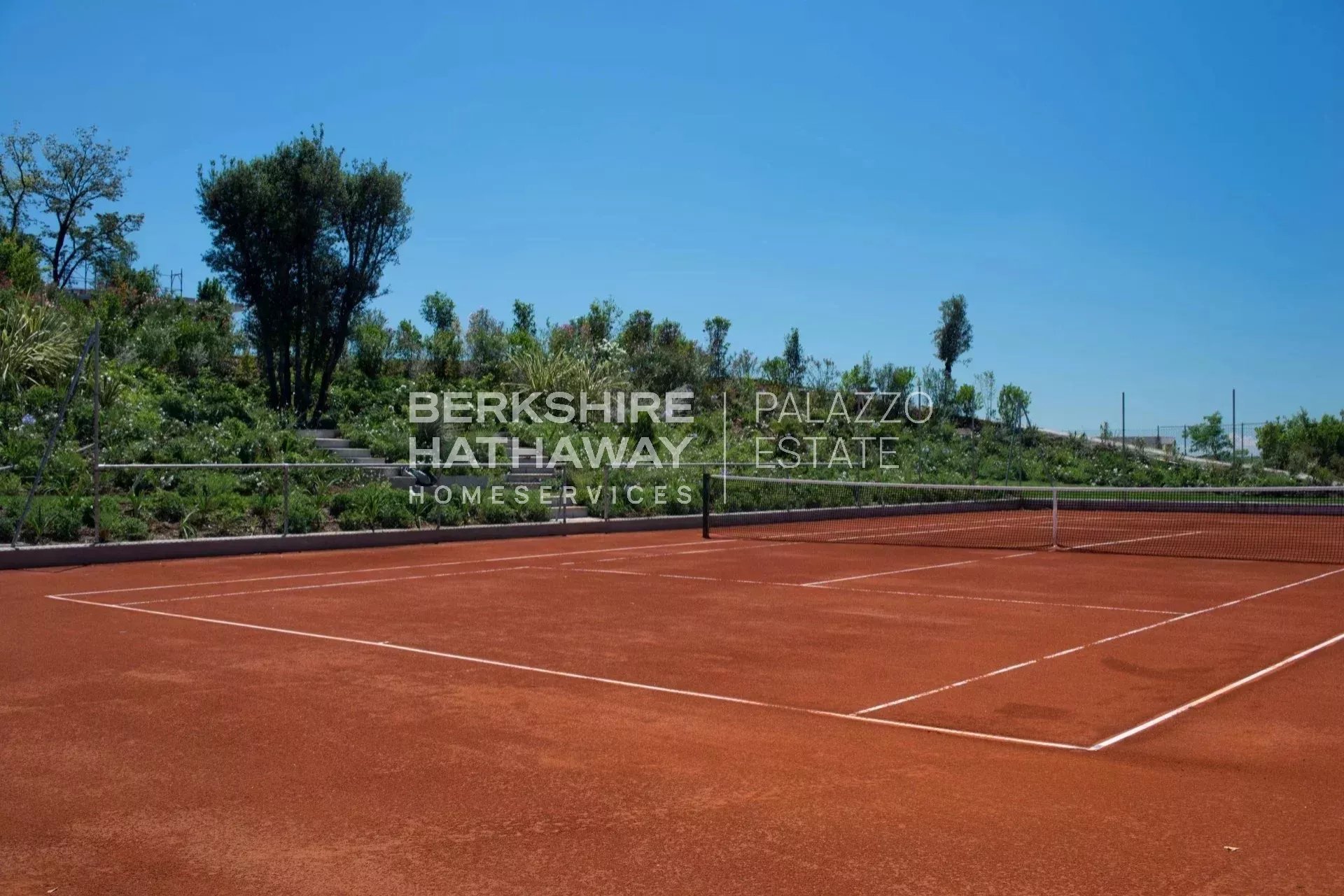 Modern Apartment with Private Garden and Exclusive Amenities on Lake Garda
