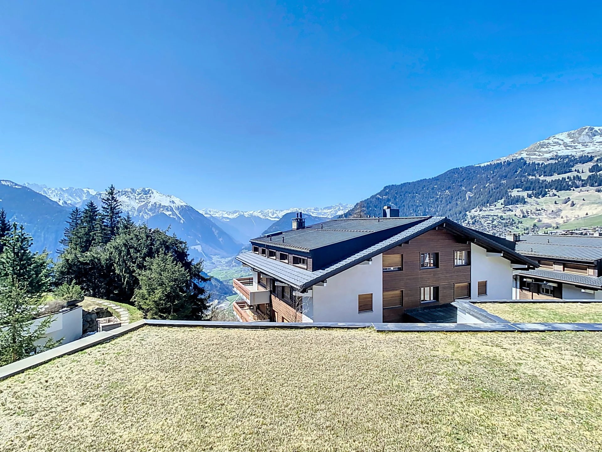 Vue imprenable, rénové à neuf!