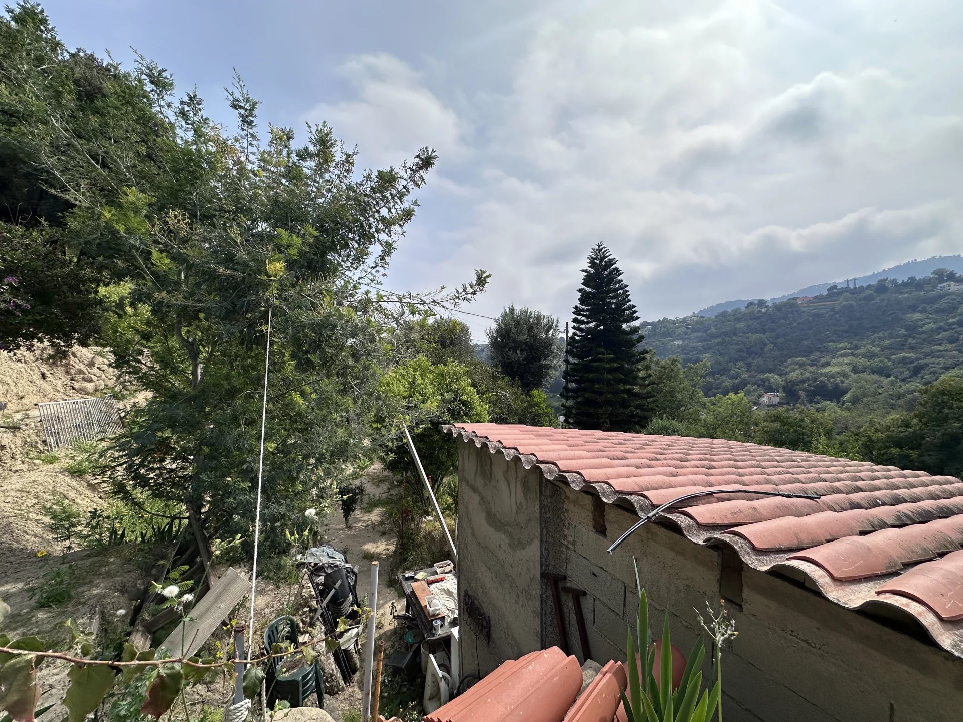 MENTON - TERRAIN DE LOISIR AVEC CABANON