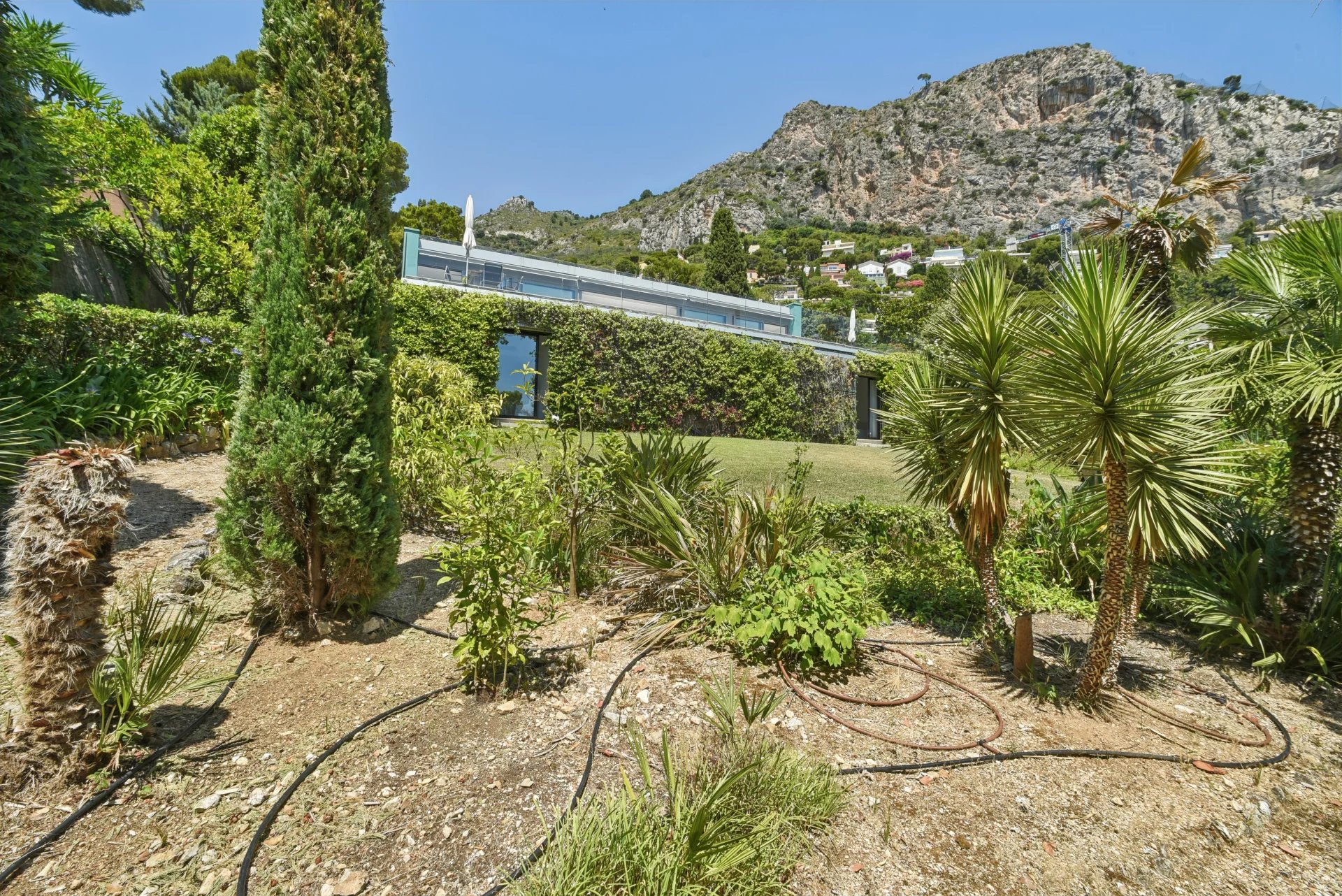 Villa contemporaine d'exception à Èze Bord de Mer – Un véritable écrin entre mer et montagne