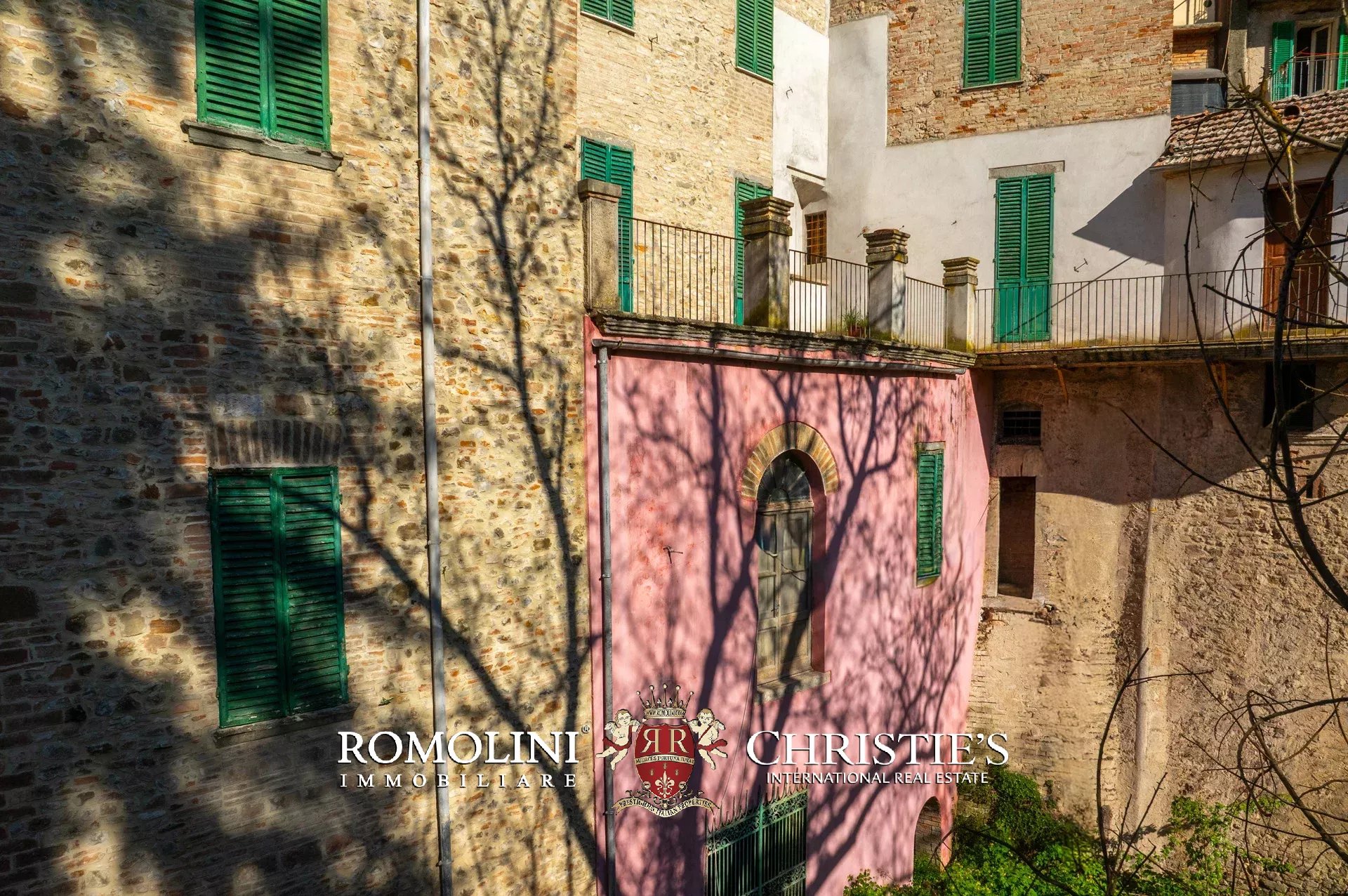  ELEGANT HISTORIC PROPERTY WITH TERRACES AND GARDEN FOR SALE IN UMBERTIDE