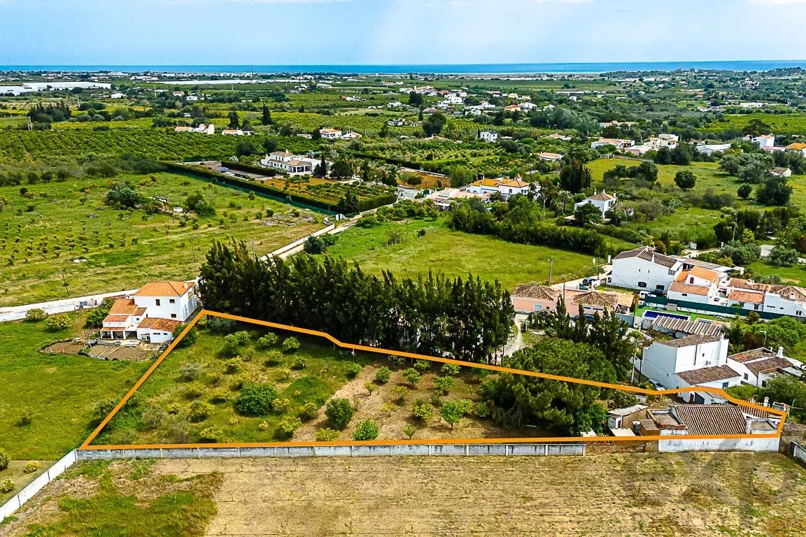 3 bedroom country house to renovate sitting on a 2,923 sqm plot near Luz de Tavira