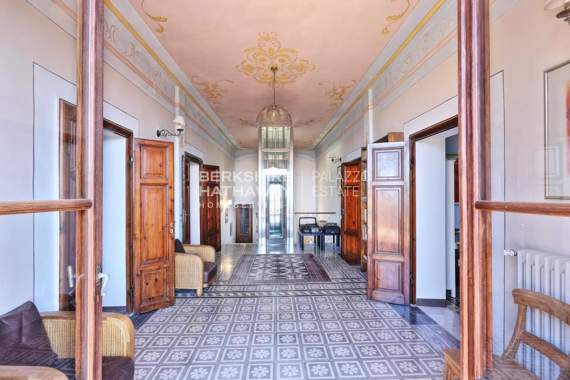 Elegante Villa d'Epoca con Vista Mare e Piscina a Riparbella