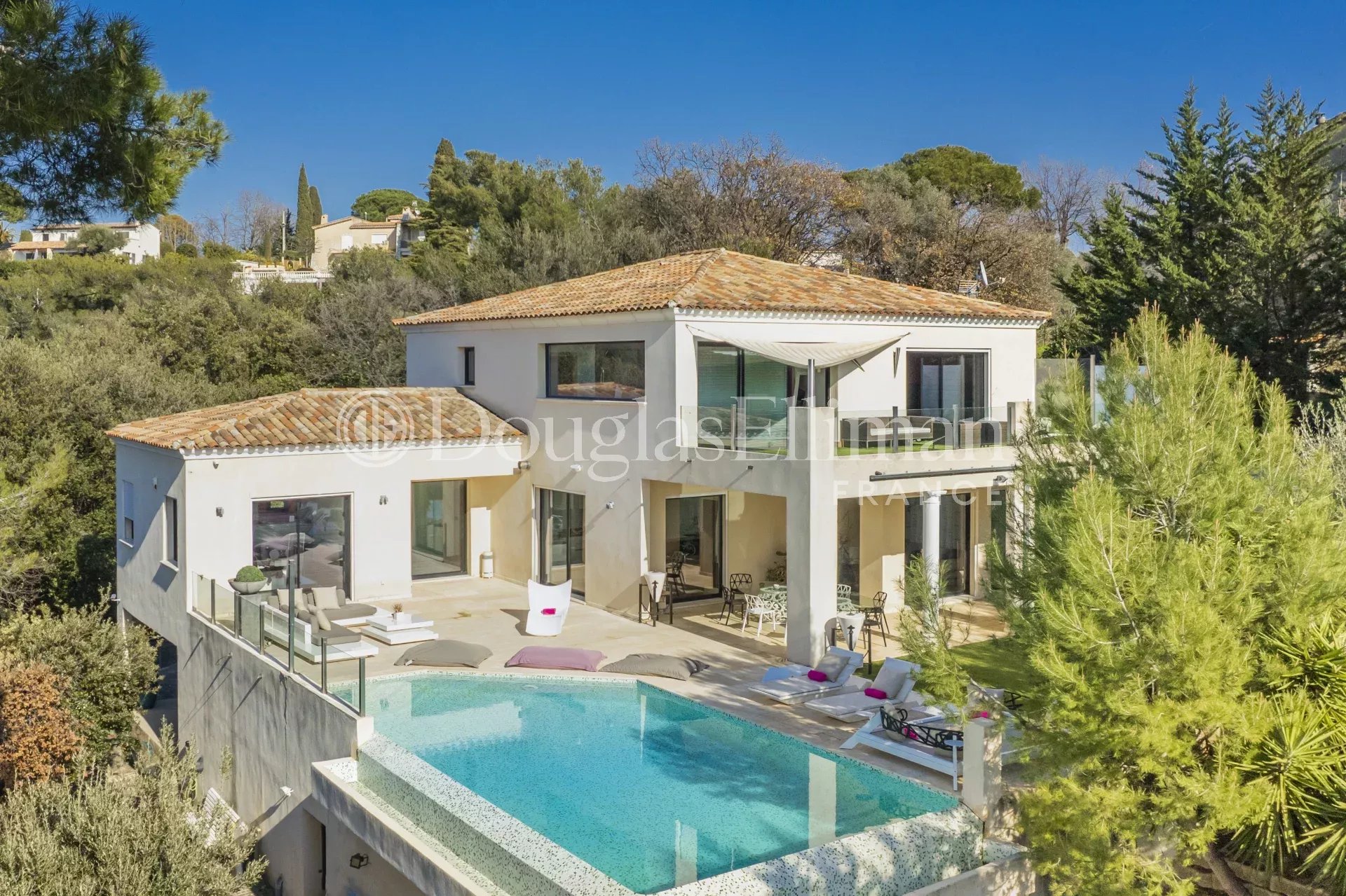 SAINT-PAUL-DE-VENCE : Une spacieuse villa avec piscine intérieur - Image nᵒ2