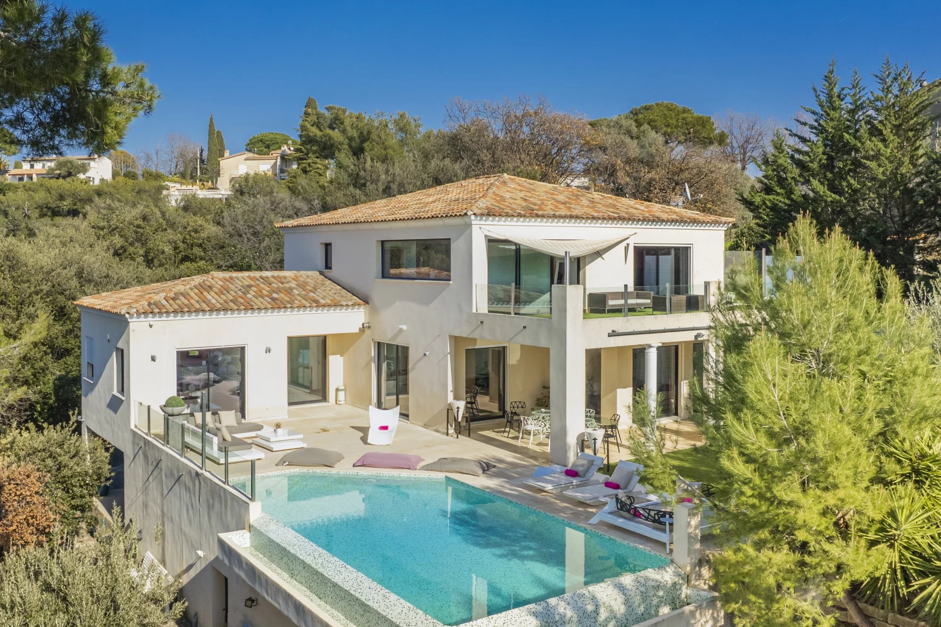 SAINT-PAUL-DE-VENCE : Une spacieuse villa avec piscine intérieur - Image nᵒ2
