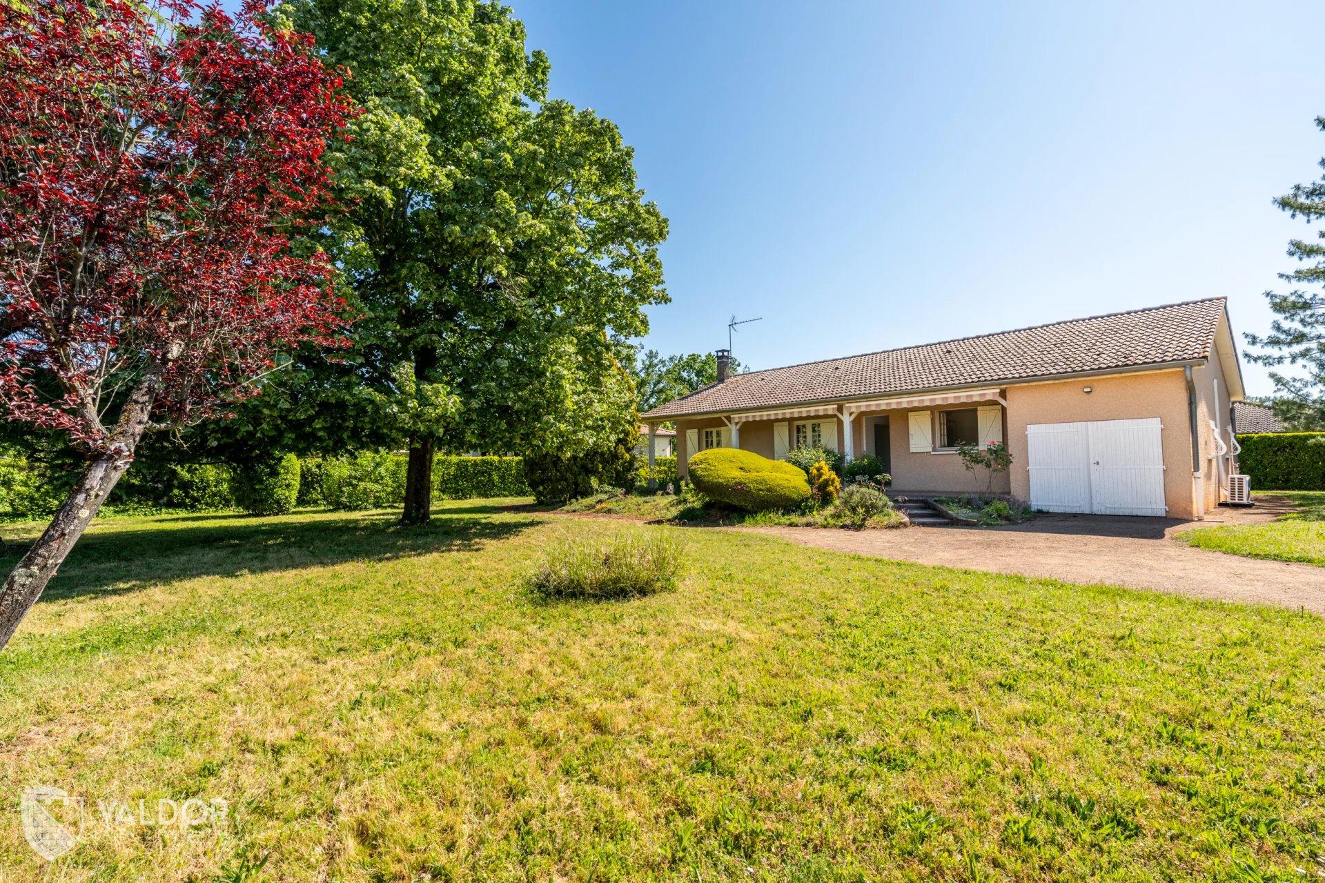 Maison de plain-pied à Saint-Bernard sur 909 m² de terrain plat